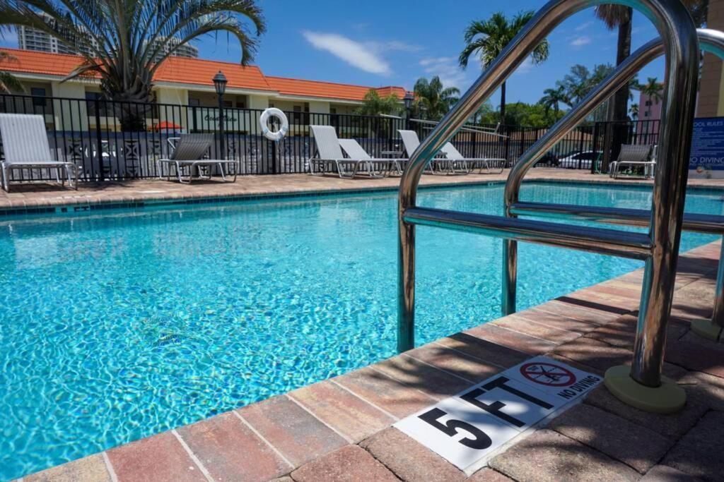Serenity At Seascape: Steps To The Beach & Shops Palm Beach Shores Eksteriør billede