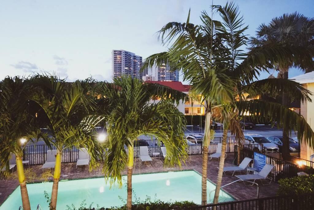 Serenity At Seascape: Steps To The Beach & Shops Palm Beach Shores Eksteriør billede