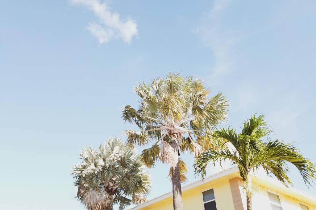 Serenity At Seascape: Steps To The Beach & Shops Palm Beach Shores Eksteriør billede